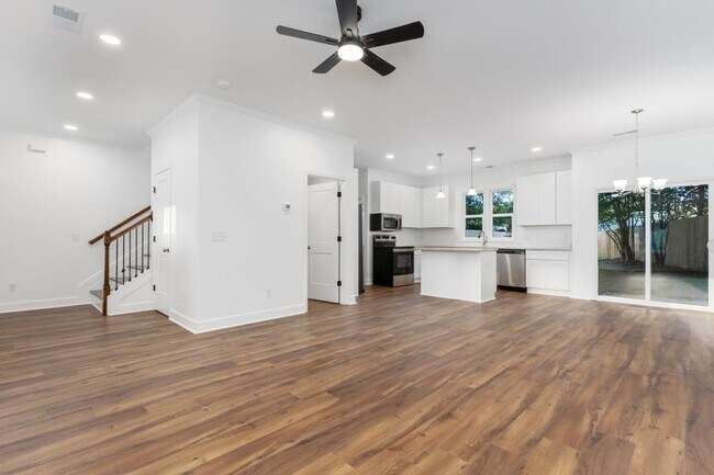 Photo - Pre-Leasing for the 26-27 School Year! Unbeatable Location Unidad 915 1