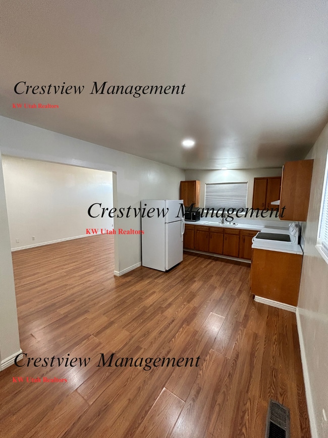 Building Photo - Sunset Duplex Unit 67