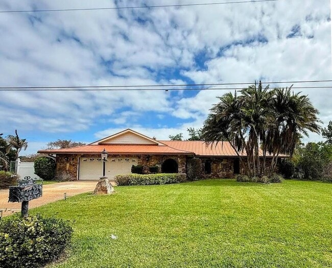 Building Photo - 465 SE Naranja Ave