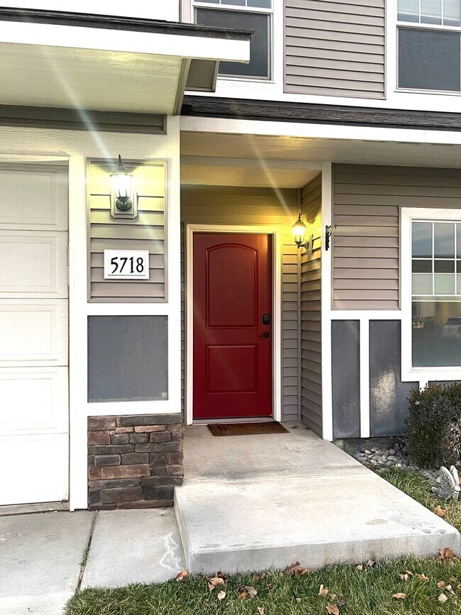 Photo - Charming Very Spacious 2-Story Home for Rent in Pasco, WA – Ideal Location Off Road 68!