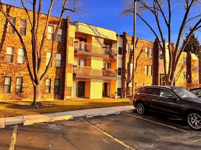 Building Photo - 2212 Country Club Dr Unit 6