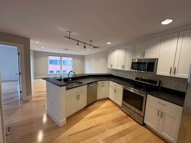 Open kitchen & bar