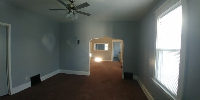 Sala de estar con ventilador de techo nuevo - 1560 Buckingham St