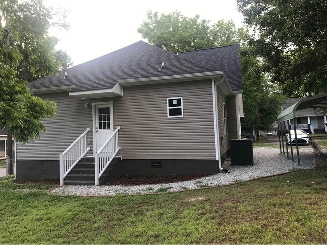 Photo - 1229 Bell St