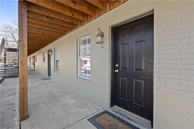 Photo - 884 W Holly St