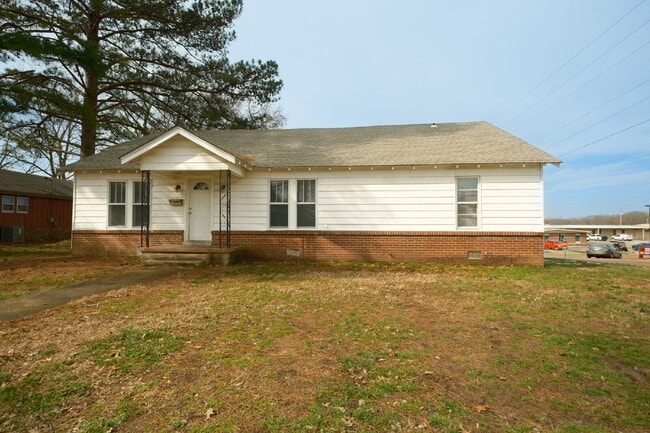 Building Photo - "Spacious 4-Bed Family Haven with 2.5 Baths in Charming Martin, TN – Your Next Home Awaits!"
