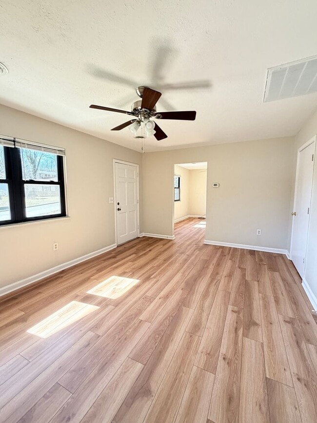 Photo - 3 Bedroom, 1.5 bathroom, Mount Carmel Subdivision! $1450 per month