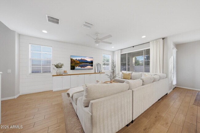 Photo - 905 S Canal Dr
