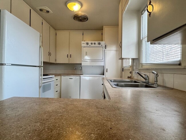 Photo - Near Franklin Park 2 br 1ba, stacked washer/dryer included.