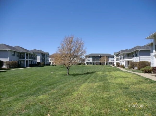 Courtyard - 15 S Shafer St Unit 2005