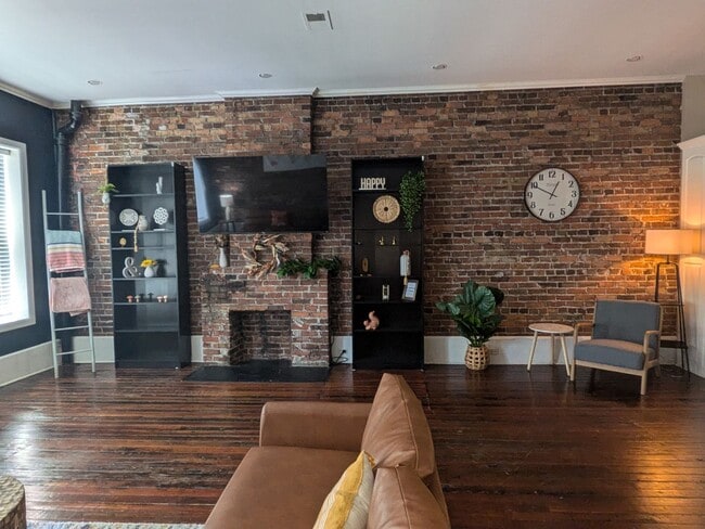 Photo - Cute Upstairs Down Town Apartment! Unidad 132BASH-Apt