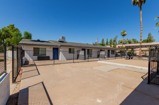 Building Photo - 2 bedroom 1 bathroom Unit 2