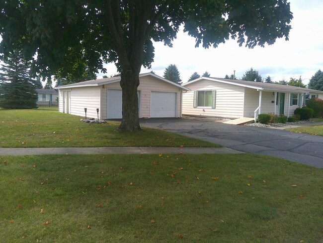 Building Photo - 3 bed/2 bath home w/Central Air