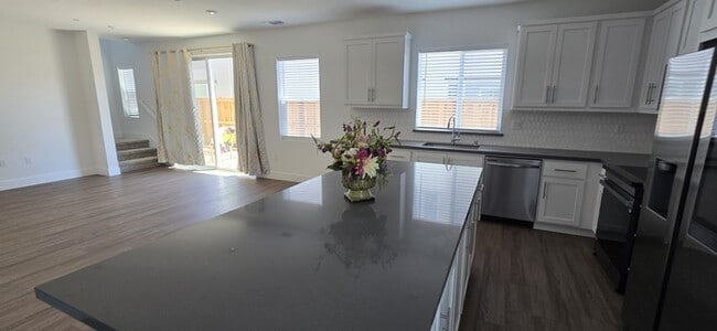 Photo - Lathrop - Gorgeous 5 Bedroom 3 Bathroom Home