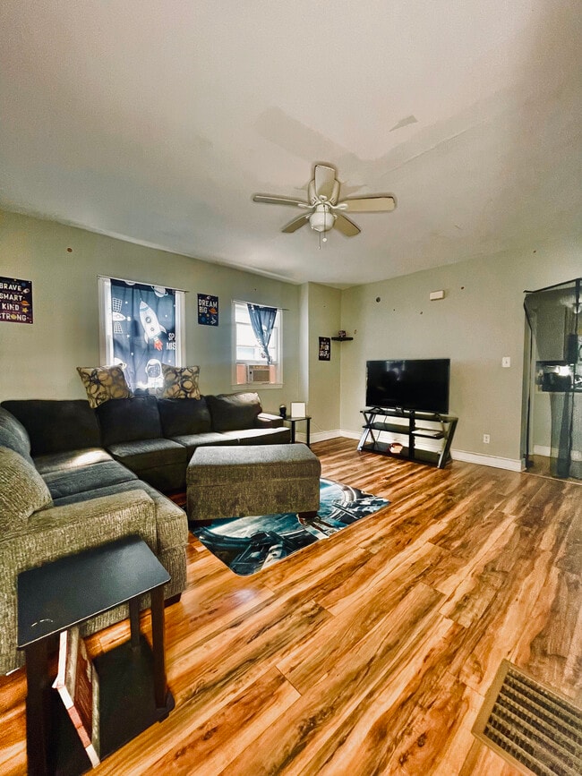 Building Photo - 104 Kelburn St Unit #2 Rental