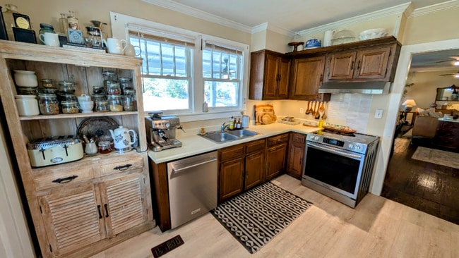 Photo - 1534 Midland Rd