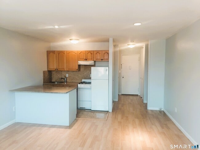 Building Photo - 140 Grove St Unit 5K