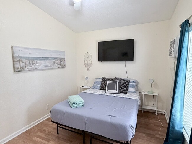 Photo - "Charming Room for Rent 1-Bed Oasis in West Palm Beach – Your Cozy Retreat Awaits!" Unidad Room 4