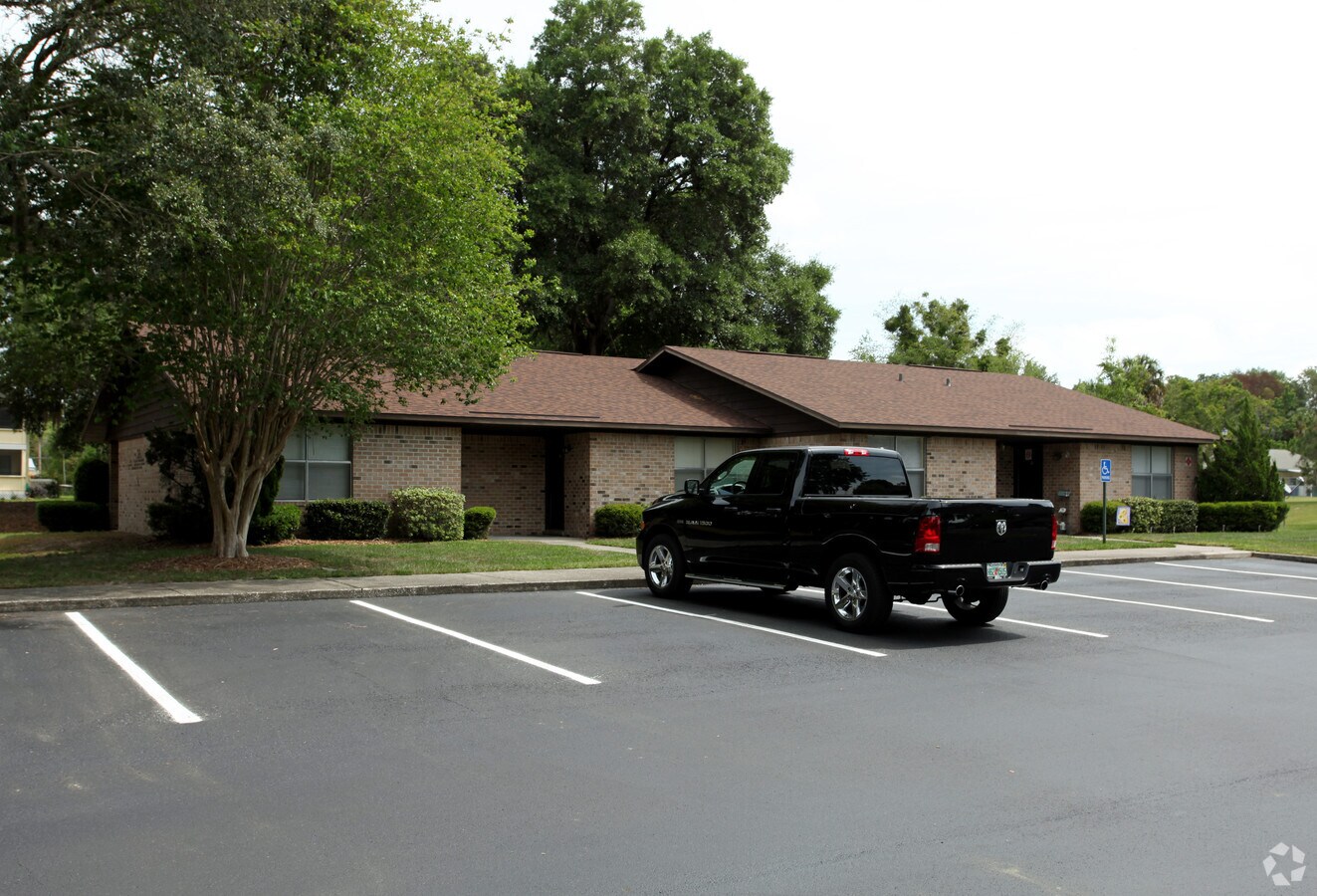 Front - Mirror Lake Manor Apartments