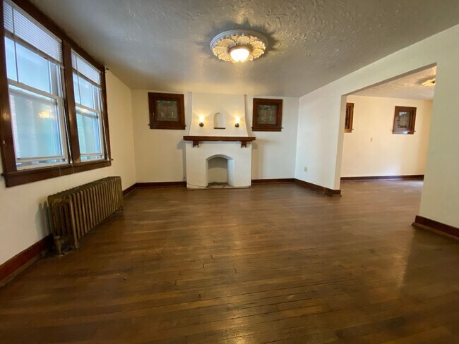 Photo - Stunning Three Bedroom on Bates St! Parkin... Unidad 3135