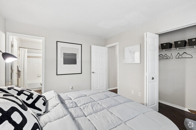 2BR, 2BA - 924SF - Bedroom