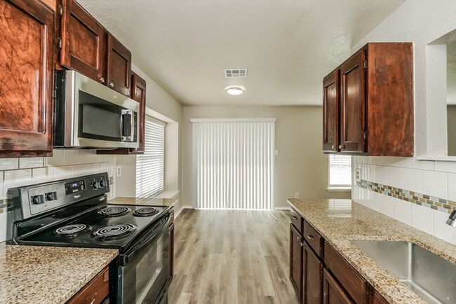 Photo - 1070 Hickory Trail St