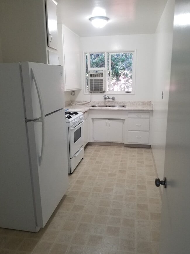 Photo - 912 N Genesee Ave