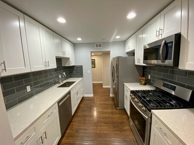 Kitchen - 7505 Hampton Ave Unidad 1