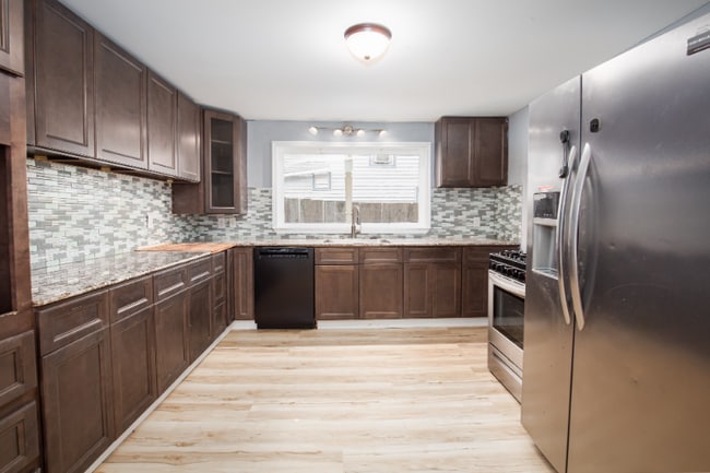 Building Photo - 399 S Division St Rental