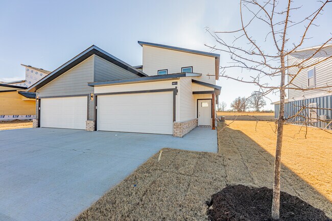 Photo - 1603 Casuarina Dr