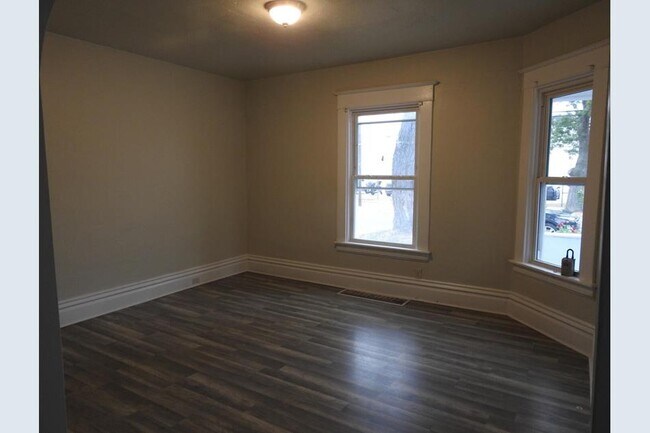 Photo - 648 Plett St SW