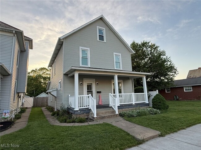 Photo - 460 2nd St NW House