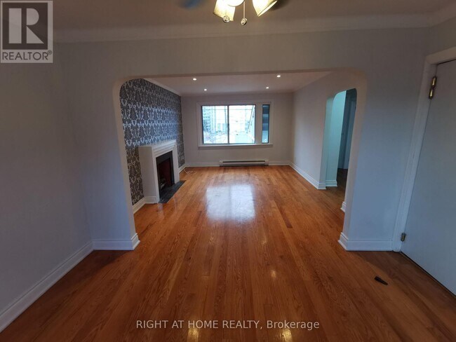 Photo - 1785 Victoria Park Ave