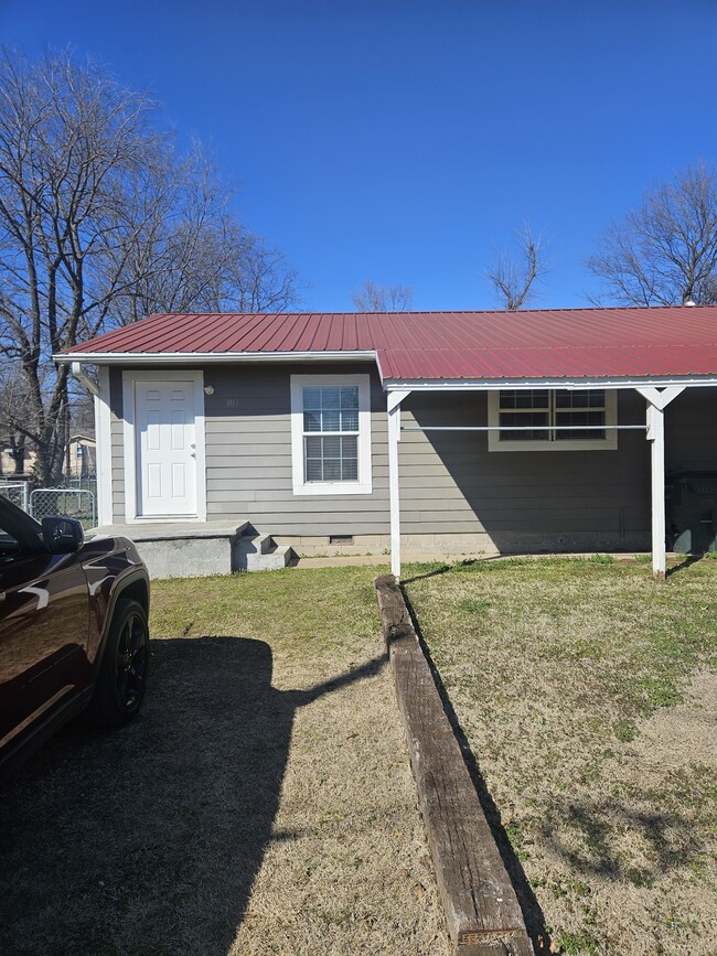 Photo - 403 W 2nd St Townhome