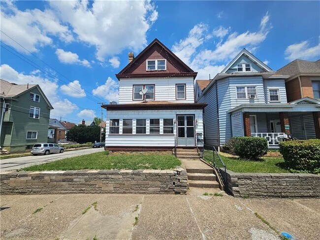 Building Photo - 701 E 14th Ave