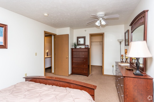 2BR, 1BA - 960 SF