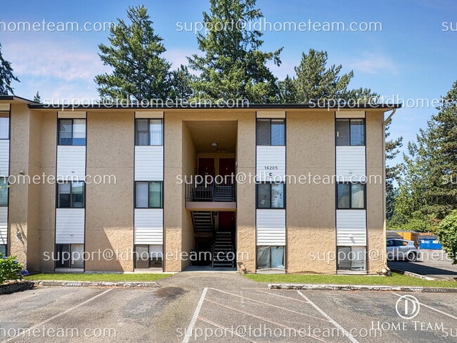 Building Photo - "Charming 2-Bed Condo in Bellevue with 923 Sq Ft of Comfort!" Unit E72