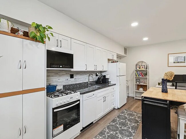Photo - beautifully maintained one-bedroom plus den apartment