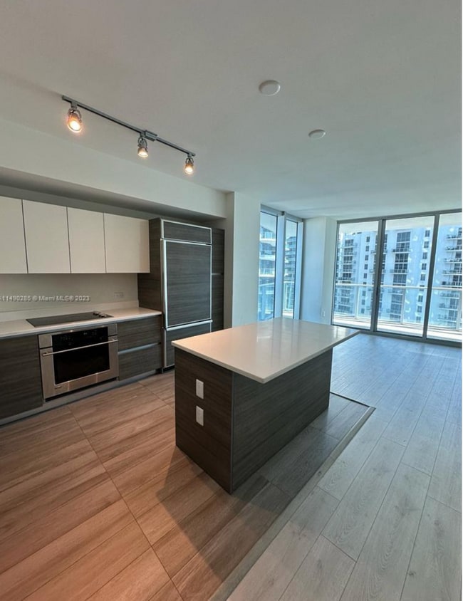 Building Photo - Spacious 2-bedroom, 2-bath residence at Millecento in the heart of Mary Brickell Village.