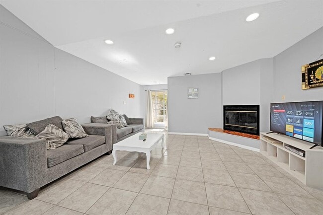 Photo - 222 Wickhamford Way