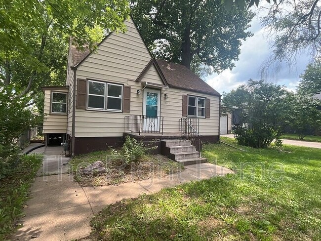 Building Photo - 5417 S 49th St Rental