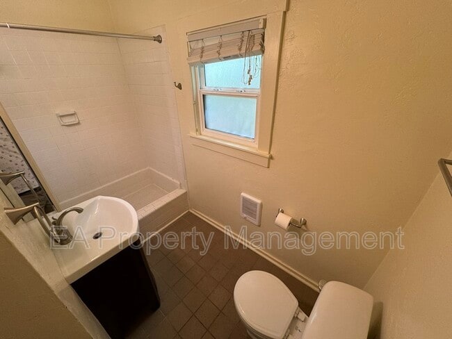Photo - 116 Maple St SE Unit 2