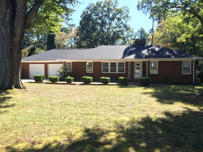 Building Photo - Hamilton Lakes Park Area 3 BR in Grimsley HS District