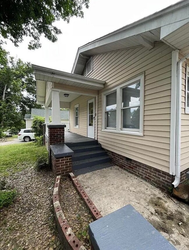 Building Photo - 3bed/1bath House $1295 GSO!