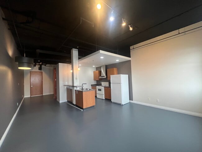 Building Photo - 12406-12112 112 Ave NW Unit LUX205