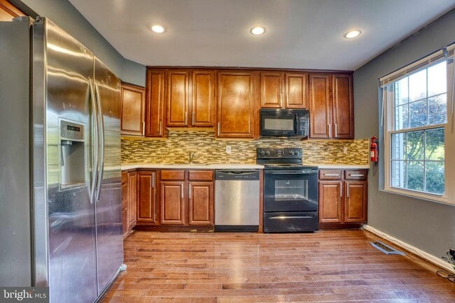 Building Photo - 20 Delafield Ct