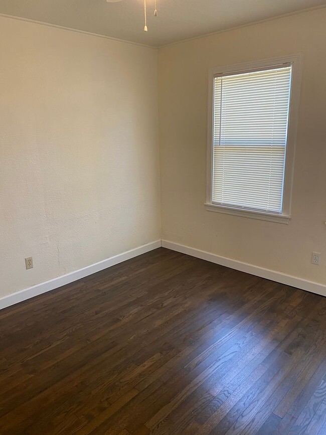 Photo - 405 Williams St