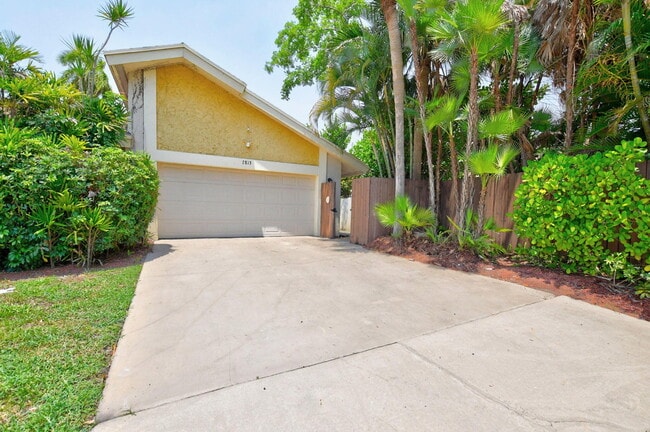 Photo - 7813 Kenway Pl W