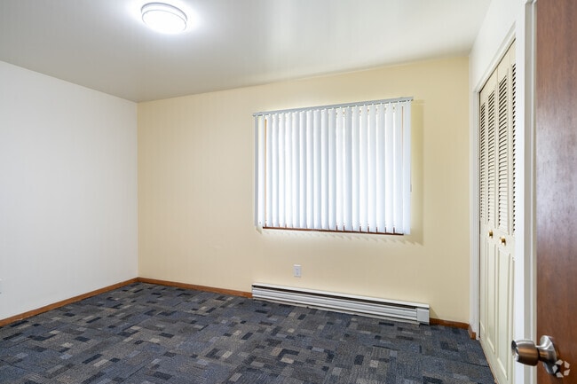 2BR, 1BA - 1,000SF - Bedroom