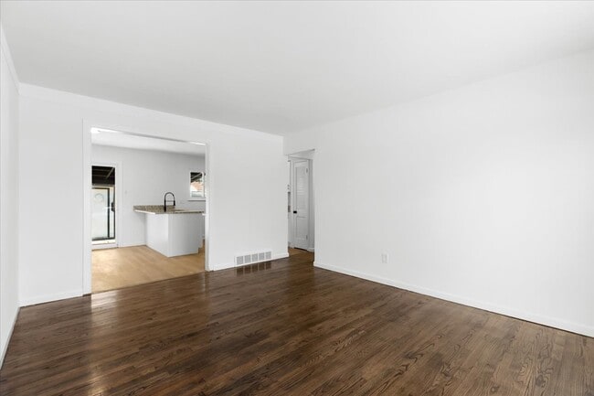 Photo - 153 Ross St